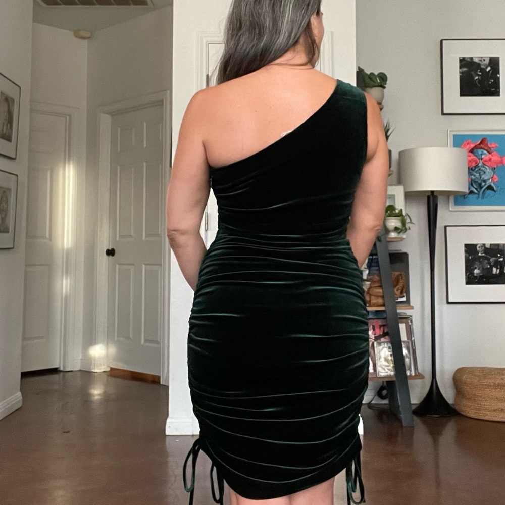 NWT Perfect for a Holiday Party! Luxe Emerald Velvet Ruched Sides One Shoulder. - Picture 6 of 13
